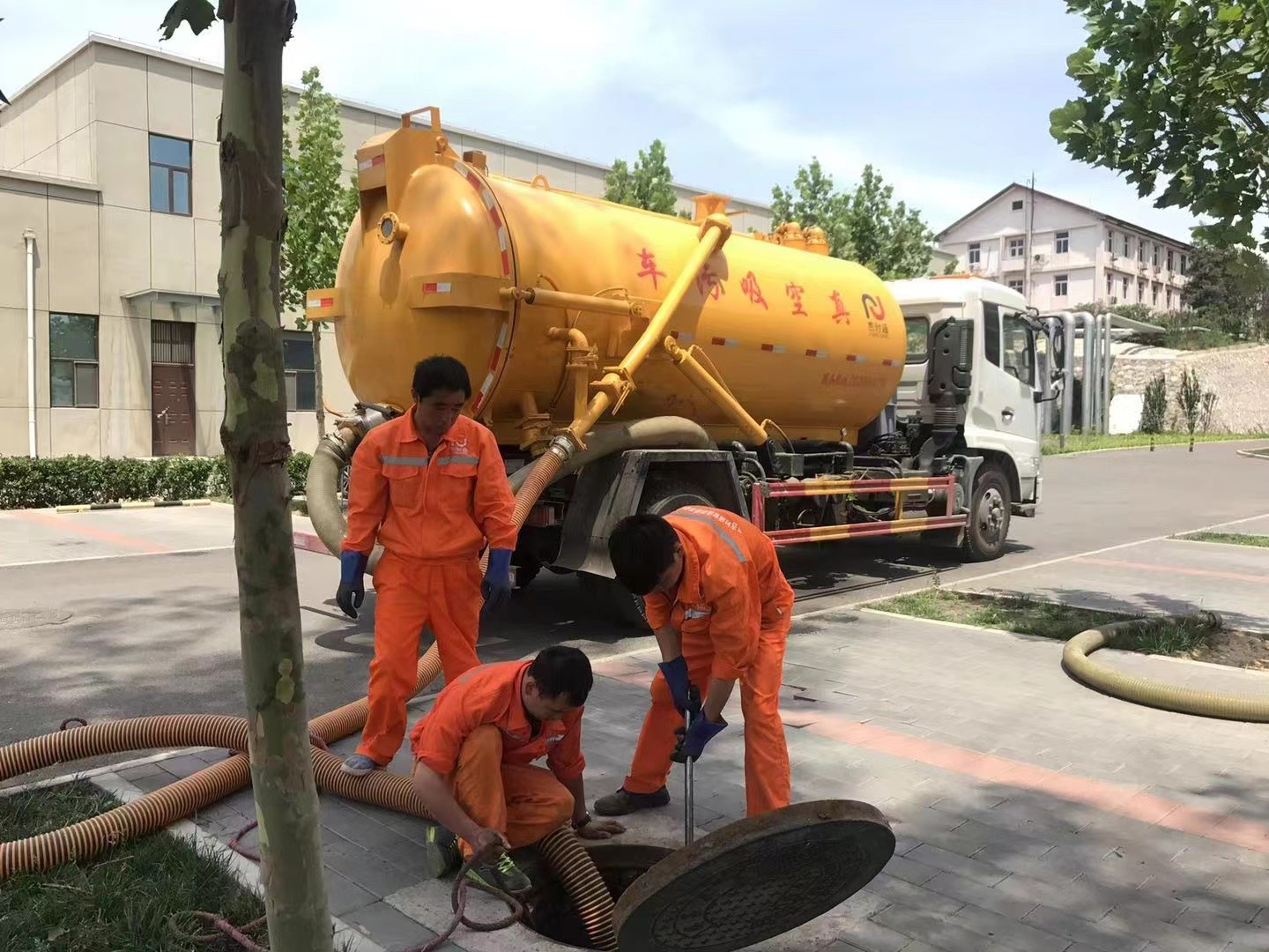 彭市镇管道疏通车停在窨井附近